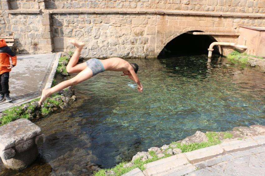 Diyarbakır'da şaşırtan görüntü! Güneşi gören oraya koştu