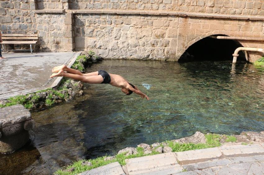 Diyarbakır'da şaşırtan görüntü! Güneşi gören oraya koştu