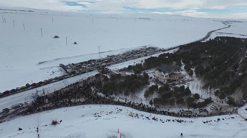 Kars'ta yılların rekoru kırıldı! Çıldır Gölü'nde adım atacak yer kalmadı