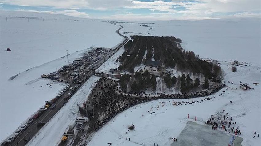 Kars'ta yılların rekoru kırıldı! Çıldır Gölü'nde adım atacak yer kalmadı