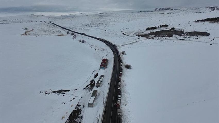 Kars'ta yılların rekoru kırıldı! Çıldır Gölü'nde adım atacak yer kalmadı