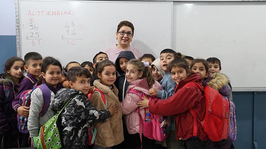 Kozan'da duygu dolu anlar... Fatma öğretmen kanseri yendi, öğrencilerine kavuştu