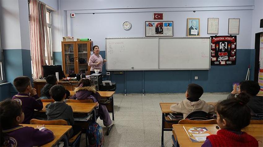 Kozan'da duygu dolu anlar... Fatma öğretmen kanseri yendi, öğrencilerine kavuştu