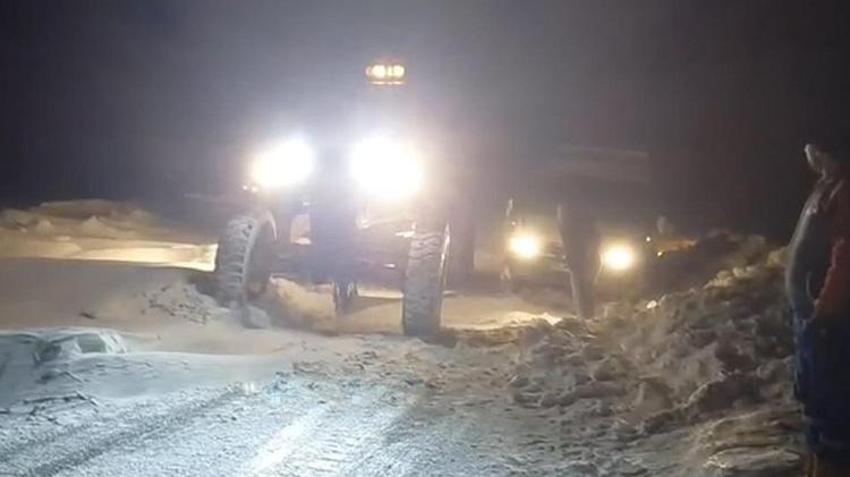 Kars'ta tipiye yakalanıp mahsur kalan 30 kişi kurtarıldı! Ağrı'da eğitime kar engeli