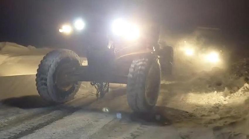 Kars'ta tipiye yakalanıp mahsur kalan 30 kişi kurtarıldı! Ağrı'da eğitime kar engeli