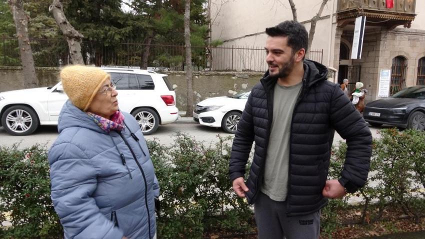 İstanbul'dan Isparta'ya gezmeye giden genç yaptığı iyilikle kentte büyük beğeni topladı