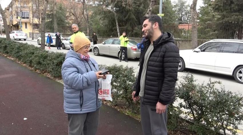 İstanbul'dan Isparta'ya gezmeye giden genç yaptığı iyilikle kentte büyük beğeni topladı