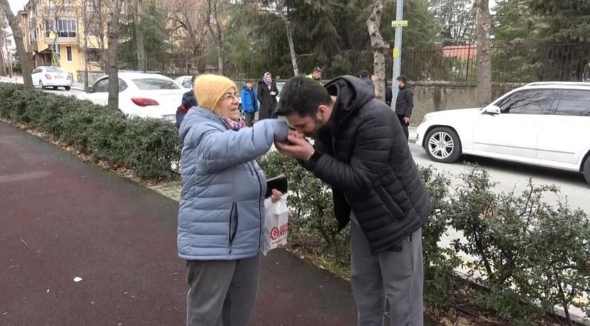 İstanbul'dan Isparta'ya gezmeye giden genç yaptığı iyilikle kentte büyük beğeni topladı