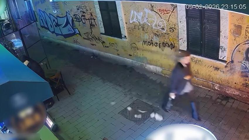 Beyoğlu'nda turistin uçuşan paralarını toplayan esnaf tepkili: 'Kadın bize bir teşekkür bile etmedi'