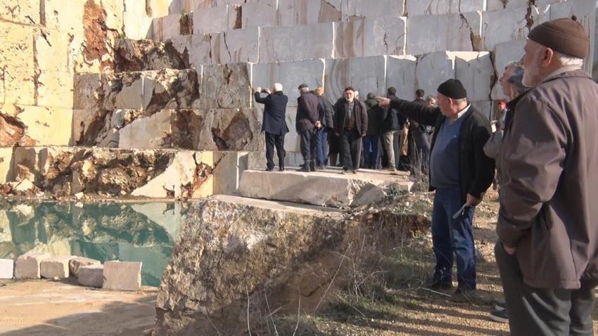 Bursa’da akılalmaz olay: 100 bin ton hazır su kapatılmak isteniyor, köylü ayakta! Kendi imkanlarıyla 2 kilometre hat çektiler