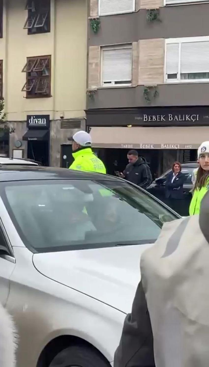 Trafiği kapatıp aracında ruj sürüp dans eden kadın gözaltına alındı; kaçarken yakalandı