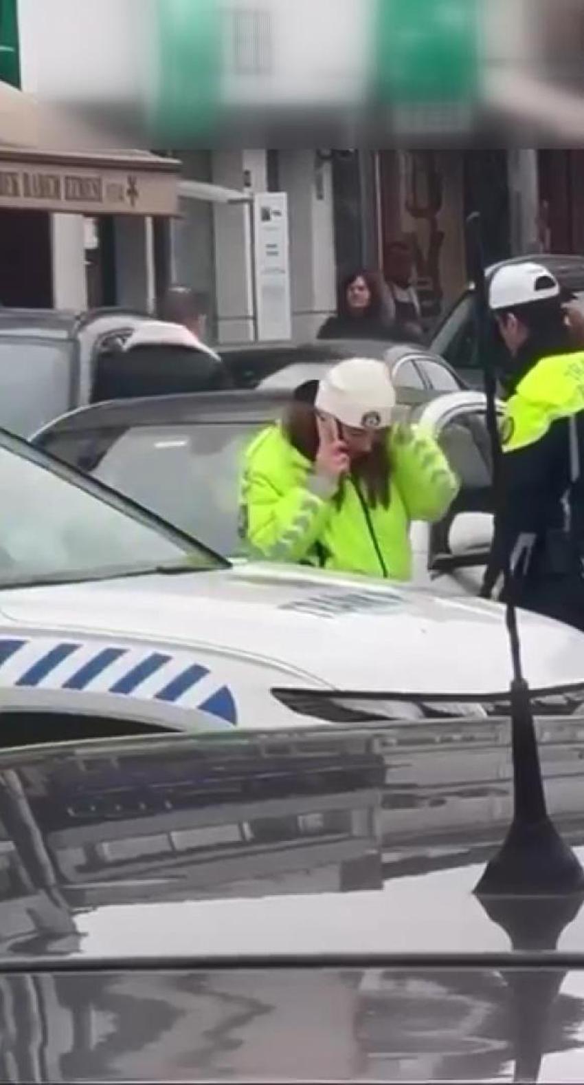 Trafiği kapatıp aracında ruj sürüp dans eden kadın gözaltına alındı; kaçarken yakalandı
