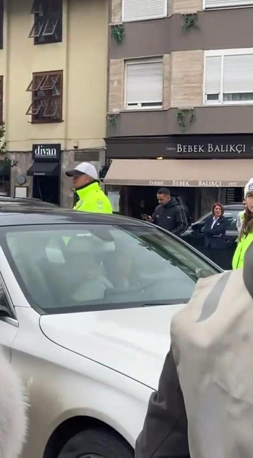 Trafiği kapatıp aracında ruj sürüp dans eden kadın gözaltına alındı; kaçarken yakalandı