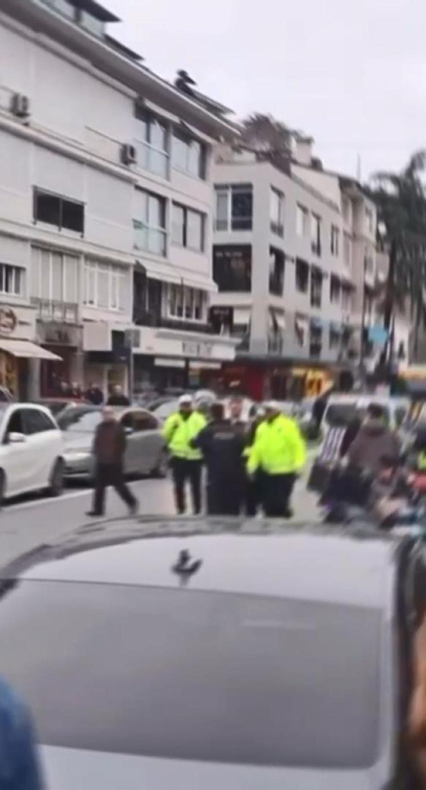 Trafiği kapatıp aracında ruj sürüp dans eden kadın gözaltına alındı; kaçarken yakalandı