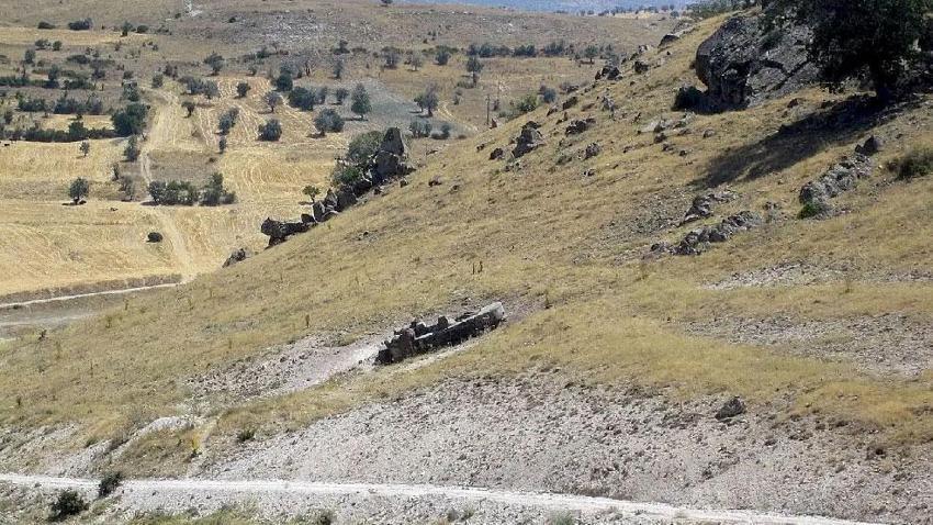 Konya Beyşehir'deki 72 tonluk sır! Dağ yamacında 3 bin 500 yıldır nöbet tutuyor