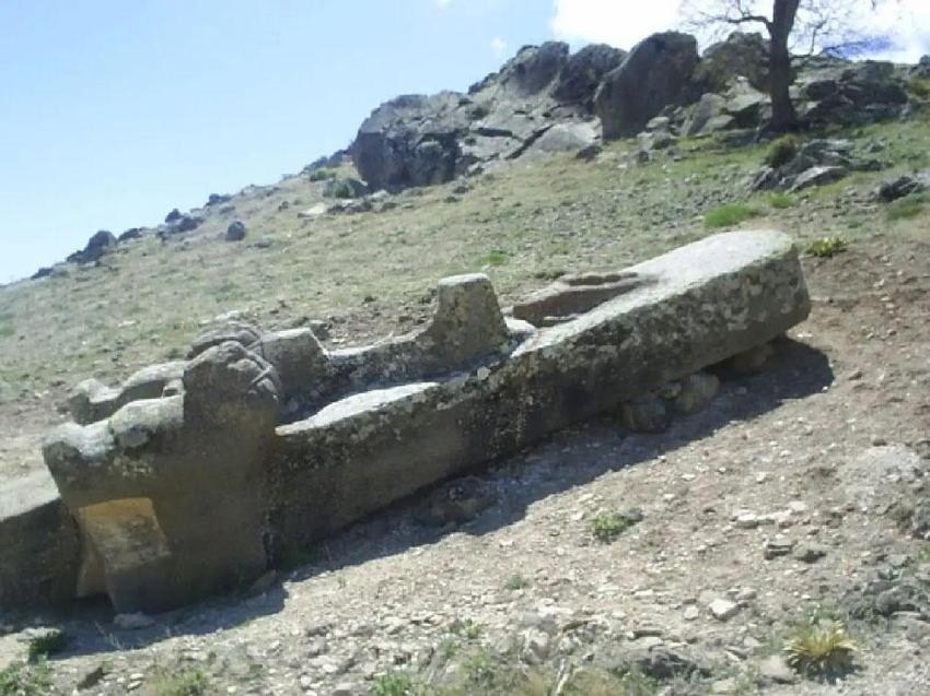 Konya Beyşehir'deki 72 tonluk sır! Dağ yamacında 3 bin 500 yıldır nöbet tutuyor