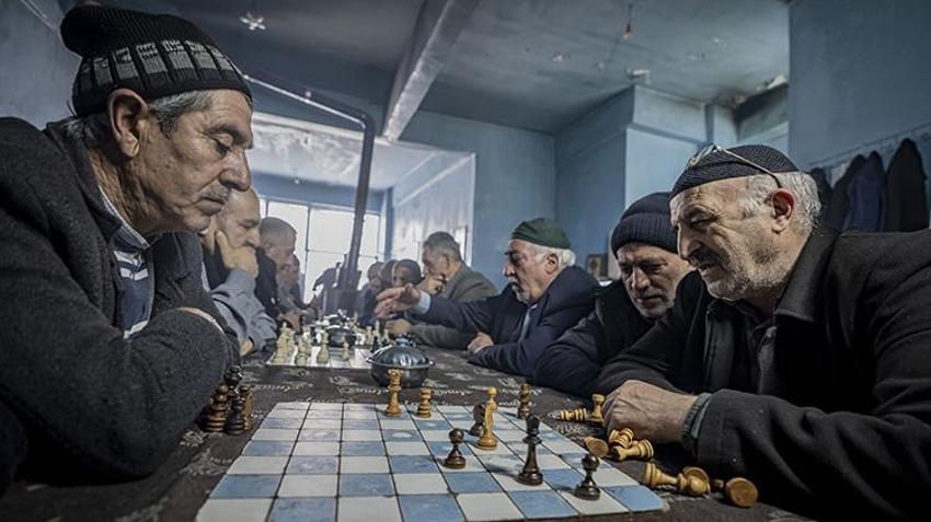 Erzurumluların örnek kahvehanesi! Mekanın müdavimlerini çay, sohbet ve satranç buluşturuyor