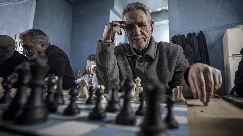 Erzurumluların örnek kahvehanesi! Mekanın müdavimlerini çay, sohbet ve satranç buluşturuyor