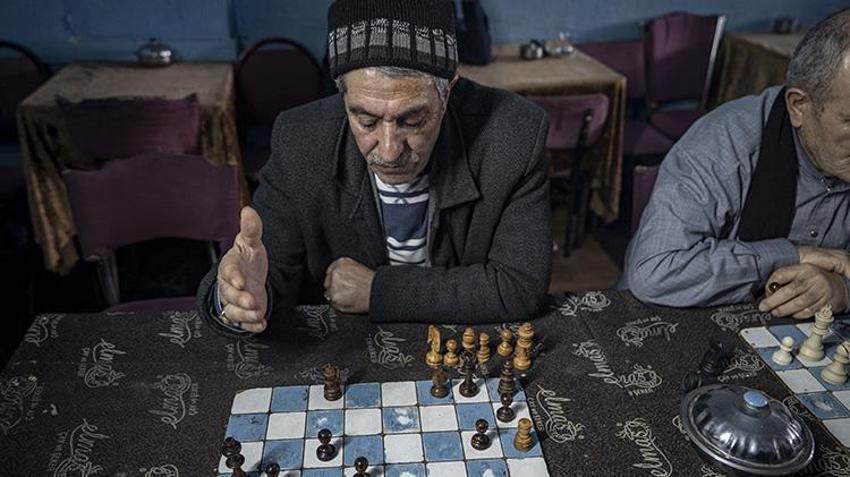 Erzurumluların örnek kahvehanesi! Mekanın müdavimlerini çay, sohbet ve satranç buluşturuyor