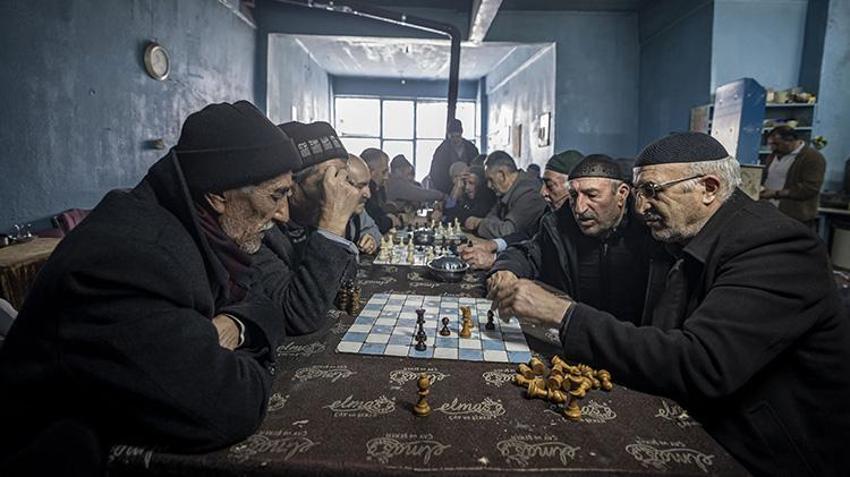 Erzurumluların örnek kahvehanesi! Mekanın müdavimlerini çay, sohbet ve satranç buluşturuyor
