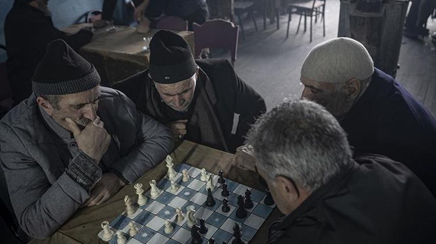 Erzurumluların örnek kahvehanesi! Mekanın müdavimlerini çay, sohbet ve satranç buluşturuyor