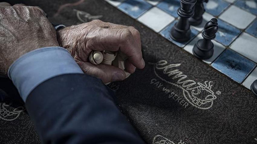 Erzurumluların örnek kahvehanesi! Mekanın müdavimlerini çay, sohbet ve satranç buluşturuyor