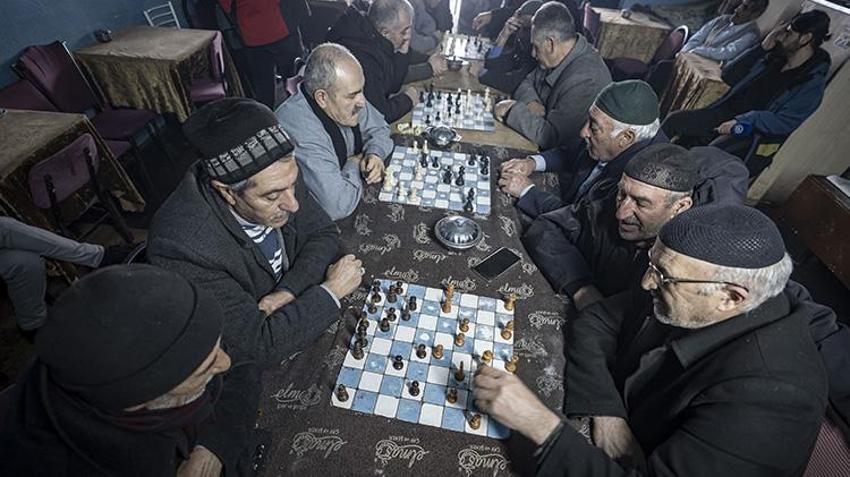 Erzurumluların örnek kahvehanesi! Mekanın müdavimlerini çay, sohbet ve satranç buluşturuyor
