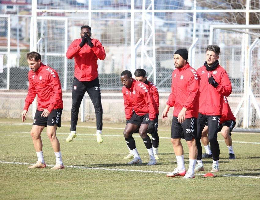 Sivasspor'da İsmet Taşdemir ayağının tozuyla açıkladı: Bu sene zor gibi