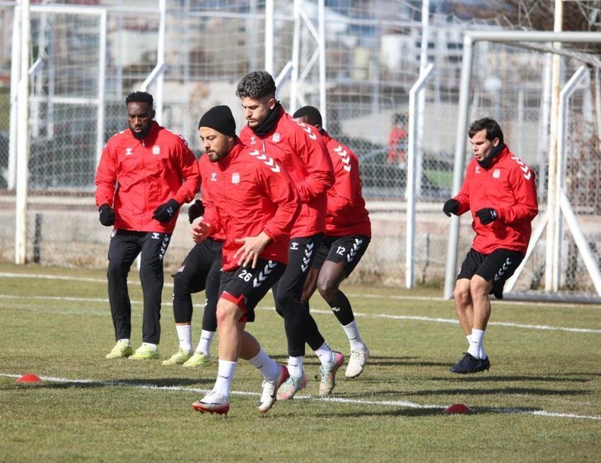 Sivasspor'da İsmet Taşdemir ayağının tozuyla açıkladı: Bu sene zor gibi