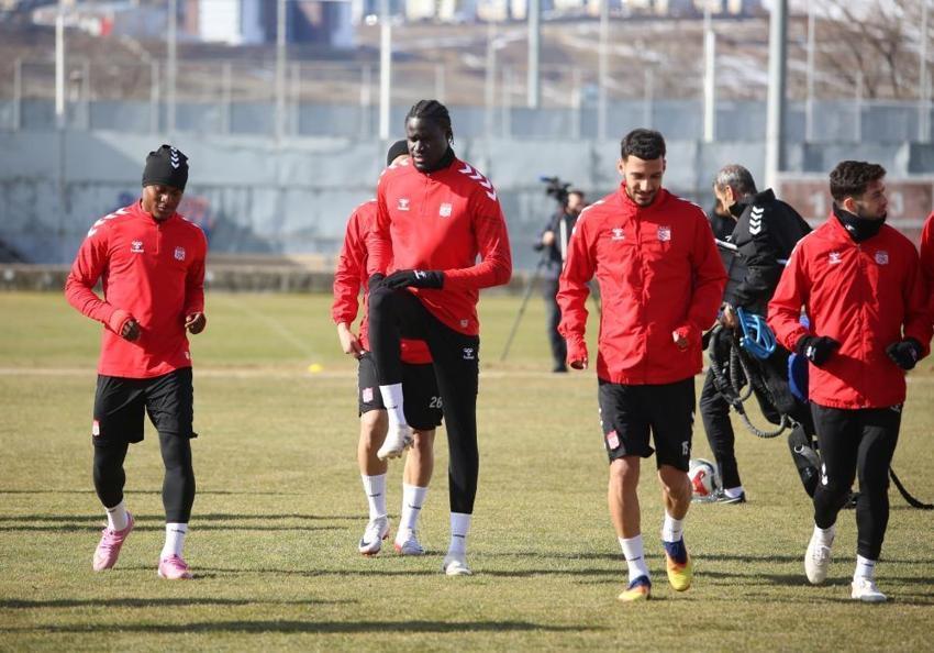 Sivasspor'da İsmet Taşdemir ayağının tozuyla açıkladı: Bu sene zor gibi