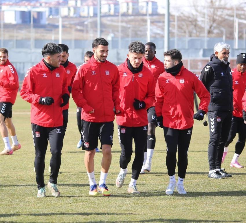 Sivasspor'da İsmet Taşdemir ayağının tozuyla açıkladı: Bu sene zor gibi