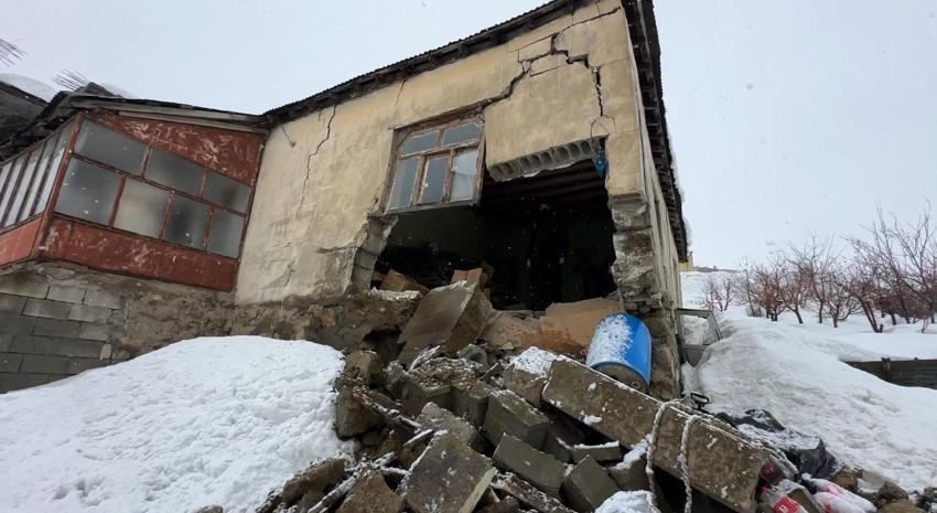 Hakkari Yüksekova'da yoğun kar yağışı dehşeti yaşattı! Kış ortasında evsiz kaldı: Deprem oluyor sandım