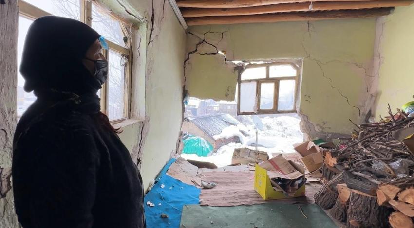 Hakkari Yüksekova'da yoğun kar yağışı dehşeti yaşattı! Kış ortasında evsiz kaldı: Deprem oluyor sandım