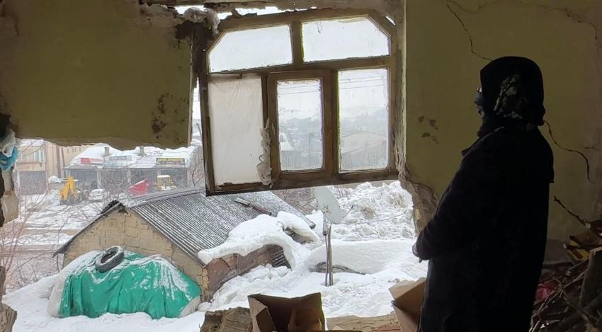 Hakkari Yüksekova'da yoğun kar yağışı dehşeti yaşattı! Kış ortasında evsiz kaldı: Deprem oluyor sandım