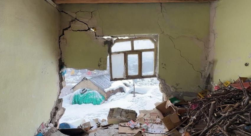 Hakkari Yüksekova'da yoğun kar yağışı dehşeti yaşattı! Kış ortasında evsiz kaldı: Deprem oluyor sandım