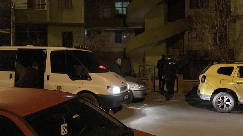 Komşuların ihbarı ortaya çıkardı! Eve giren ekipler banyoda korkunç manzara ile karşılaştı