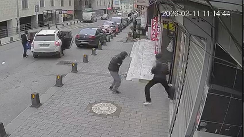 Eyüpsultan'da kuyumcuya soygun girişimi! Hırsızların panik halleri kamerada
