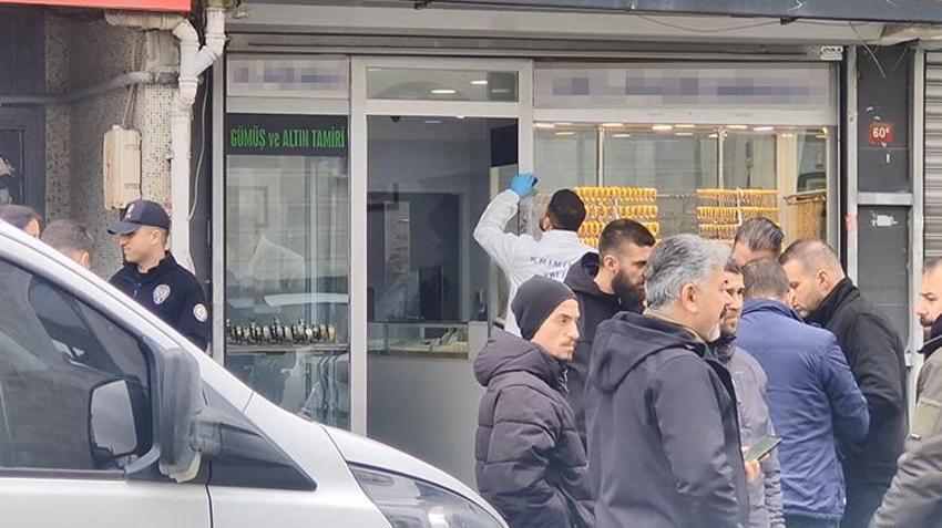Eyüpsultan'da kuyumcuya soygun girişimi! Hırsızların panik halleri kamerada