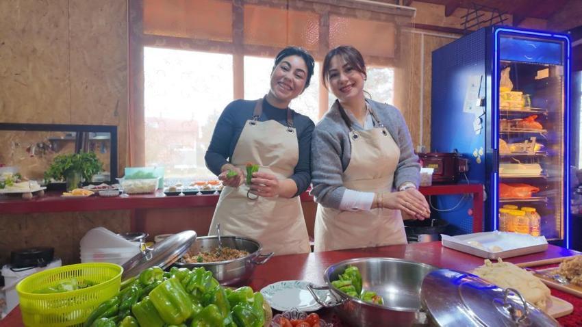 İki kız kardeş işsiz kalınca kendi işini kurdu! 3 masa ile başladılar, şimdi kapısında kuyruk oluyor