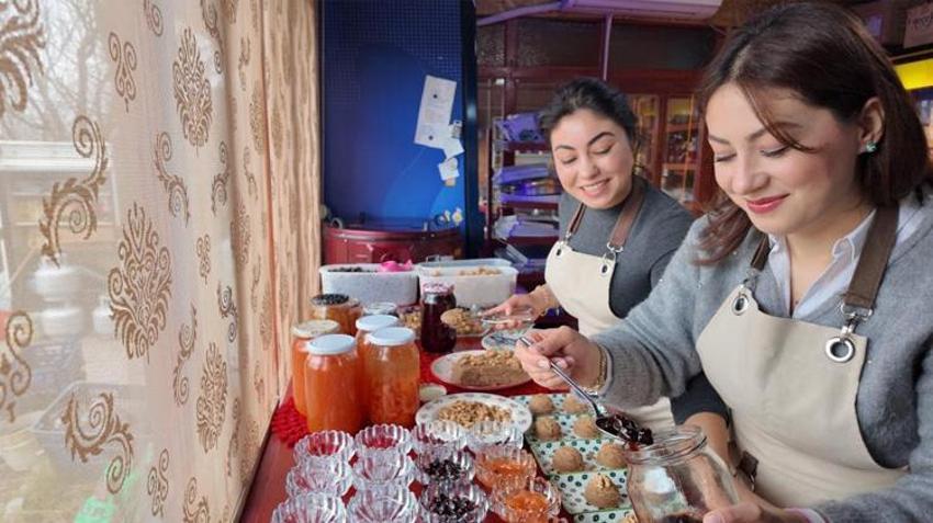 İki kız kardeş işsiz kalınca kendi işini kurdu! 3 masa ile başladılar, şimdi kapısında kuyruk oluyor