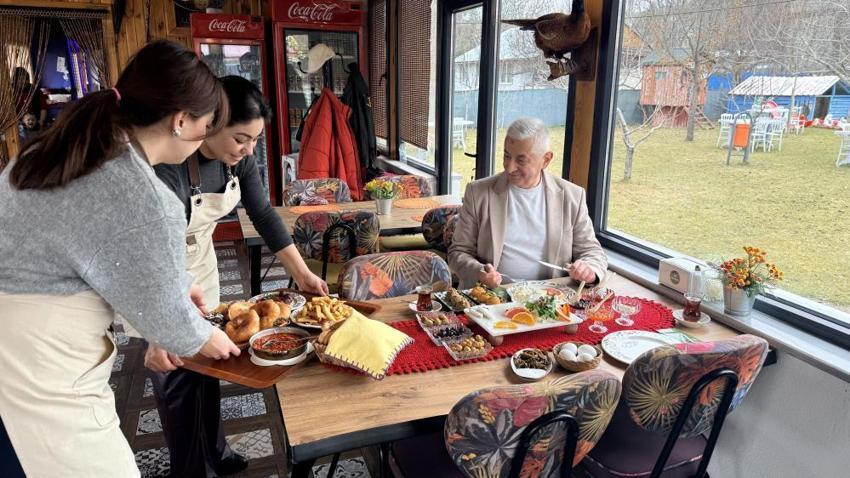 İki kız kardeş işsiz kalınca kendi işini kurdu! 3 masa ile başladılar, şimdi kapısında kuyruk oluyor