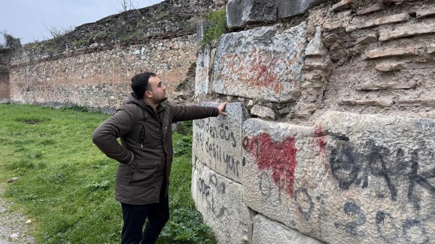 Bursa'da 2 bin yıl sonra yazıldı: Tarihi surlarda görüldü