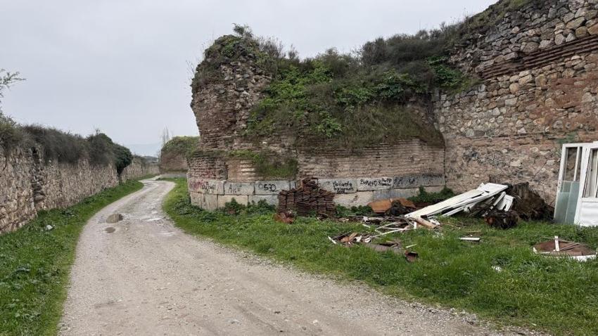 Bursa'da 2 bin yıl sonra yazıldı: Tarihi surlarda görüldü