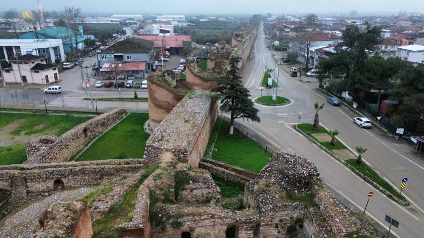 Bursa'da 2 bin yıl sonra yazıldı: Tarihi surlarda görüldü
