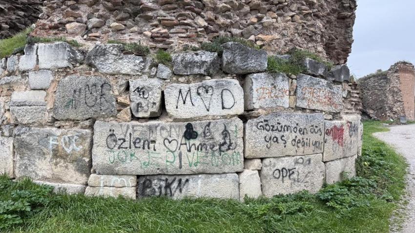 Bursa'da 2 bin yıl sonra yazıldı: Tarihi surlarda görüldü