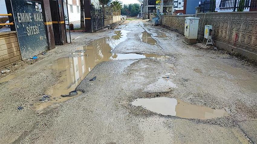 Adana'da belediyenin yapamadığını vatandaş yaptı! 'Dağ yolu buradan daha iyi'