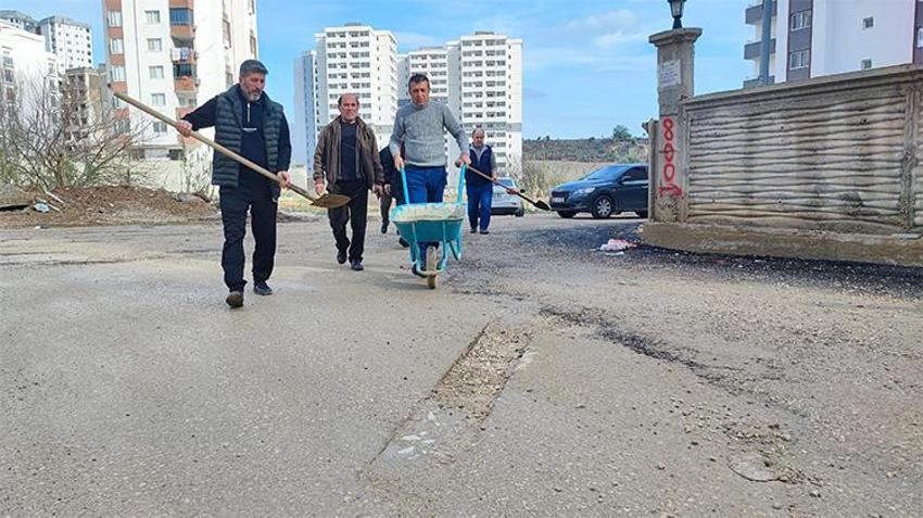 Adana'da belediyenin yapamadığını vatandaş yaptı! 'Dağ yolu buradan daha iyi'