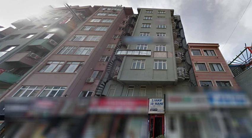 İzmit'in göbeğindeki binaya ne yapılacak? Bakanlık tabelası dikkat çekti