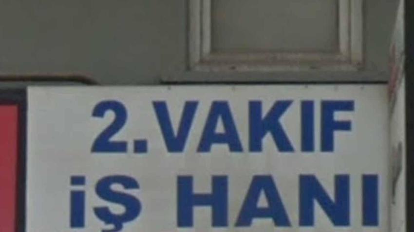 İzmit'in göbeğindeki binaya ne yapılacak? Bakanlık tabelası dikkat çekti