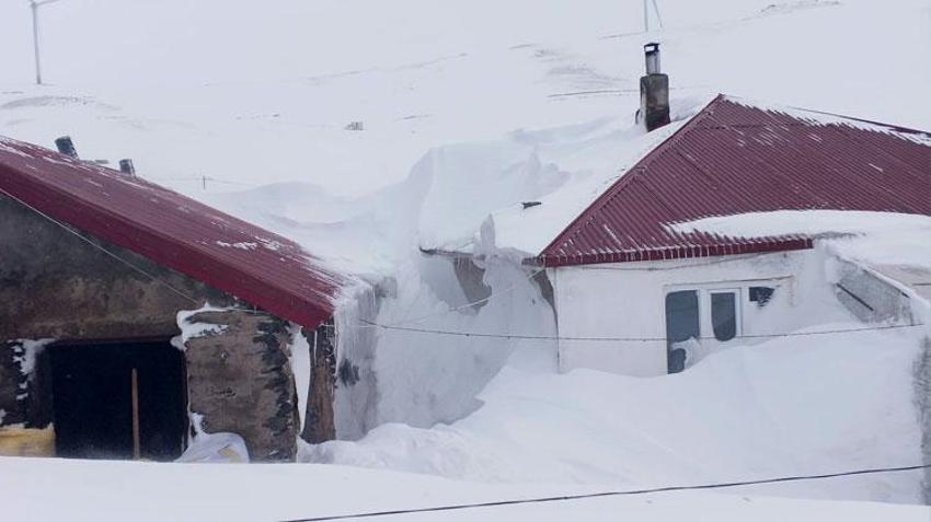 Ağrı Taşlıçay'da evler kar kütlelerinin arasında adeta kayboldu